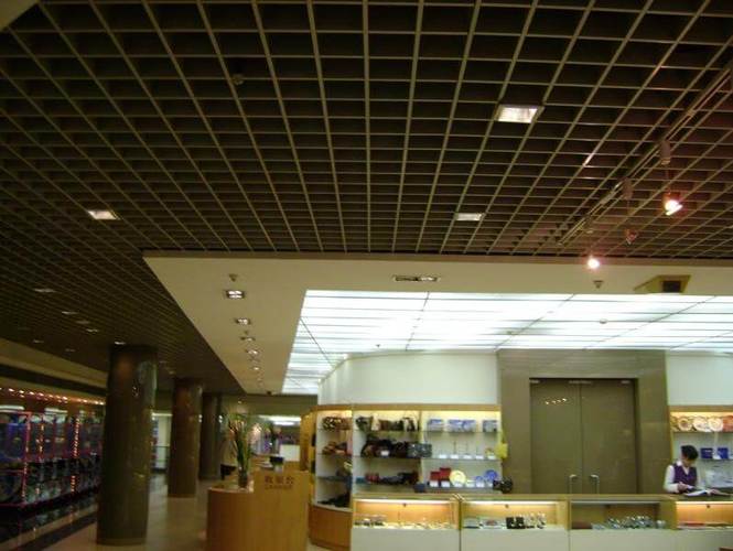 Монтаж светодиодных светильников в потолок Грильято